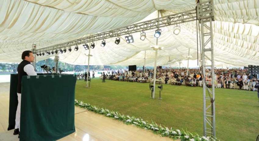 لاہور، وزیراعظم عمران خان عوام سے خطاب کر رہے ہیں۔