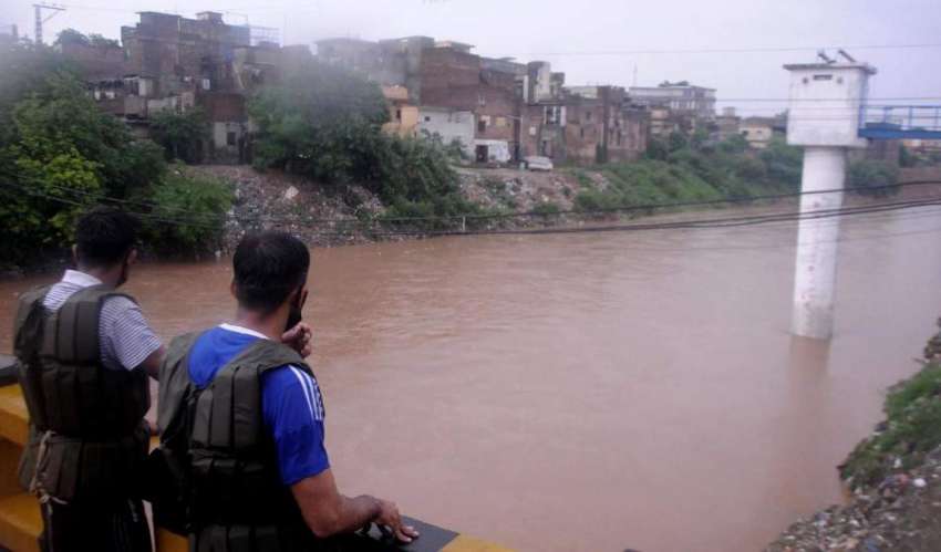 راولپنڈی،شدید بارش میں گوالمنڈی نالہ لئی پر پاک فوج کے غوطہ ..