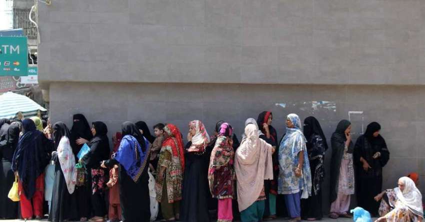 کراچی، مقامی بینک کے باہر خواتین وزیراعظم کے احساس پروگرام ..