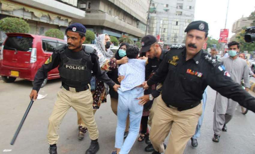 کراچی، پریس کلب کے باہر دفعہ 144 کی خلاف ورزی کرنے والے بلوچ ..