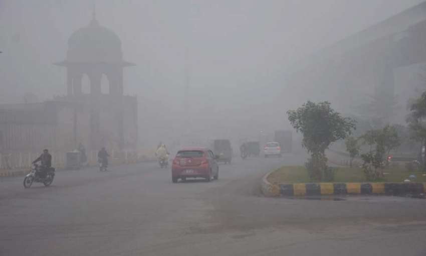 لاہور، صوبائی دارالحکومت کو دوپہر کے وقت دھند نے اپنی لپیٹ ..