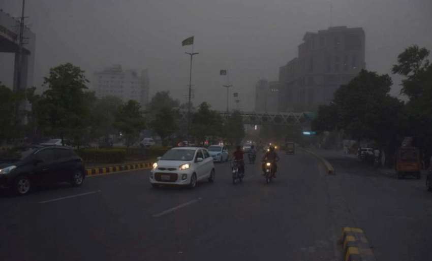 لاہور، صوبائی دارالحکومت میں گرد آلود ہوائیں چلنے کے بعد ..