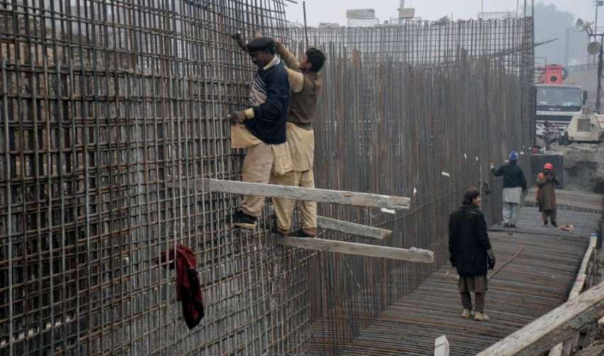 لاہور، مزدور شیرانوالہ فلائی اوور منصوبے پر کام کر رہے ہیں