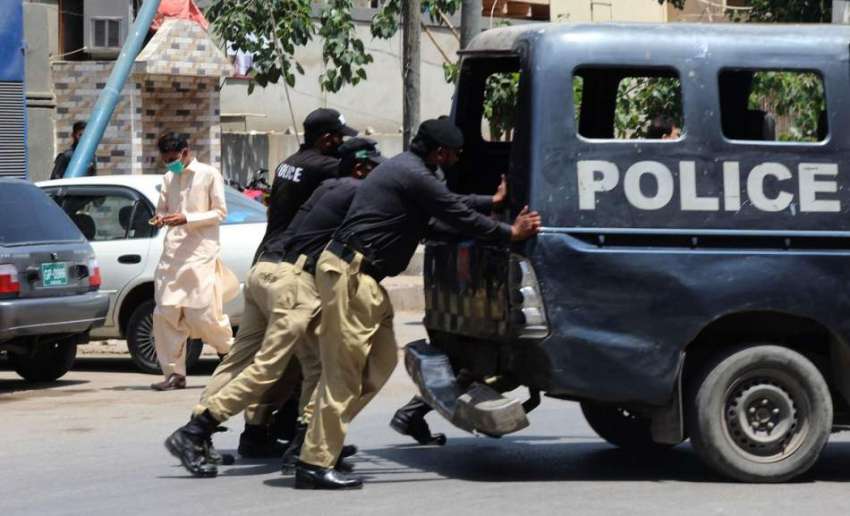 کراچی، کھارادر لیاری گیٹ کے پاس پولیس اہلکار بند ہونے والی ..