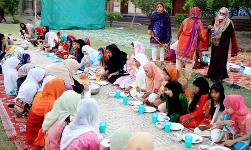 لاہور، چائلڈ پروٹیکشن بیورو میں مقیم بچے افطاری کر رہے ہیں۔
