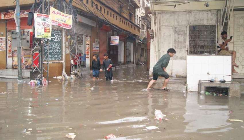 راولپنڈی، موسلا دھار بارش کے بعد شہر کی گلیاں پانی سے بھری ..