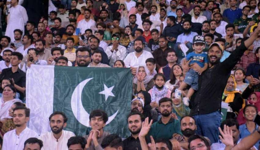 لاہور، شائقین کرکٹ انگلیںڈ اور پاکستان کے درمیان کھیلا ..