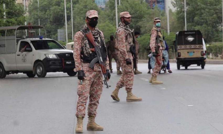 کراچی، شاہراہ فیصل پر پی ایس ایل کی سیکورٹی کیلئے رینجرز ..