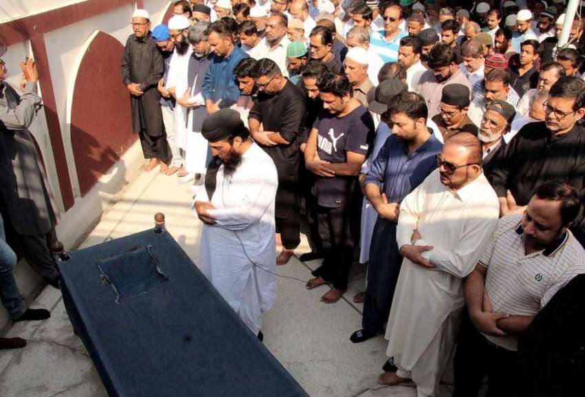 کراچی، اداکار اسماعیل تارا کی نماز جنازہ ادا کی جا رہی ہے۔