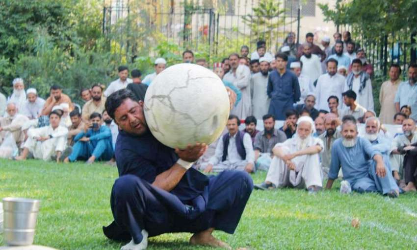 ایبٹ آباد، خیبرپختونخوا روایتی گیمز میں ایک کھلاڑی اپنی ..