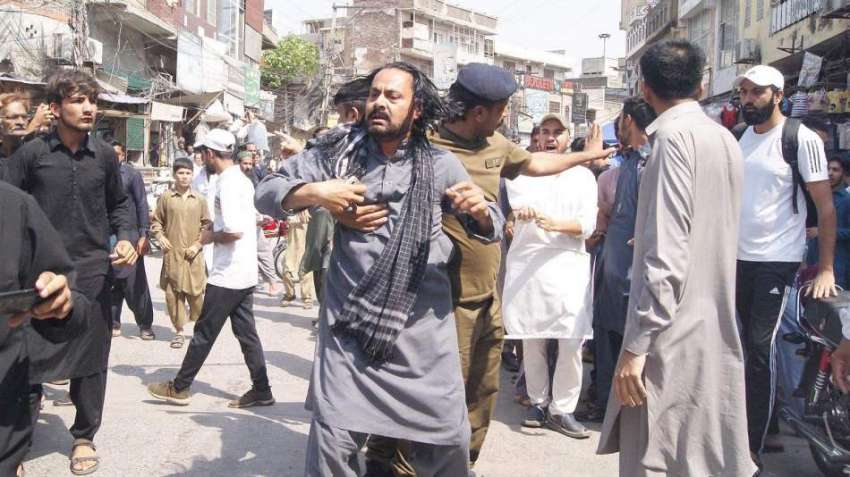 راولپنڈی، پولیس لانگ مارچ میں شرکت کیلئے جانے والے کارکنوں ..