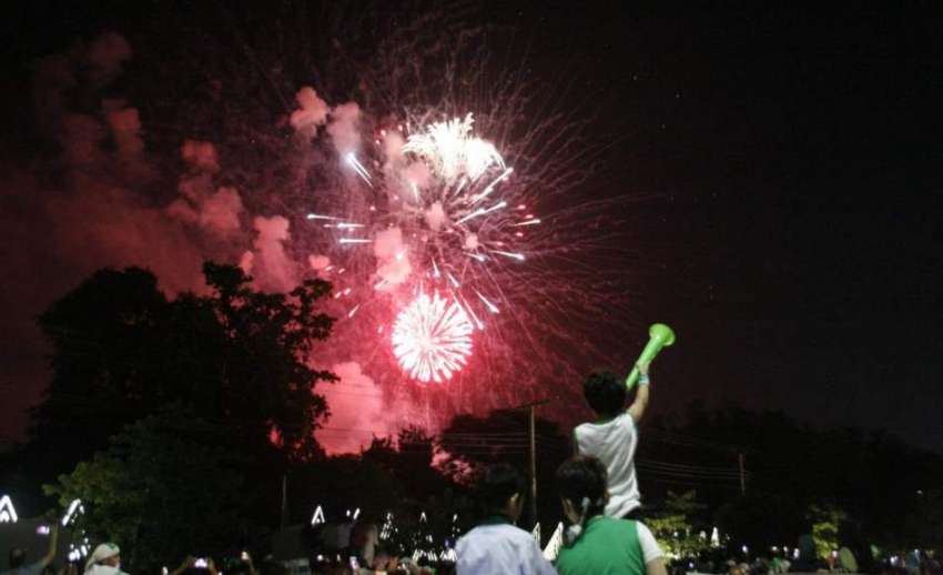 لاہور، تحریک انصاف کے جلسے میں جشن آزادی کی خوشی میں آتش ..