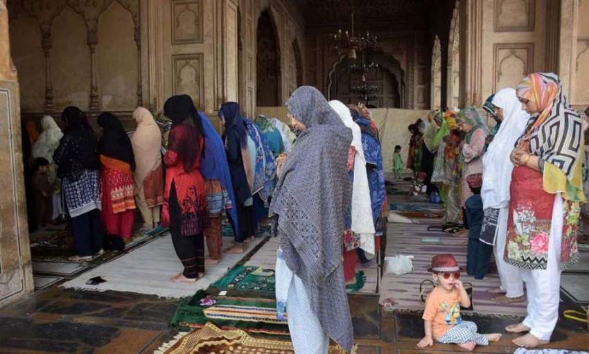 لاہور، بادشاہی مسجد میں خواتین رمضان المبارک کے پہلے جمعہ ..