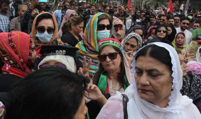 کراچی، پریس کلب کے سامنے پیپلز پارٹی کی خواتین ونگ کے زیراہتمام ..