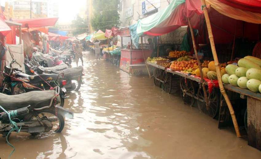 کراچی، موسلا دھار بارش کے بعد بازاروں میں بارش کا پانی جمع ..