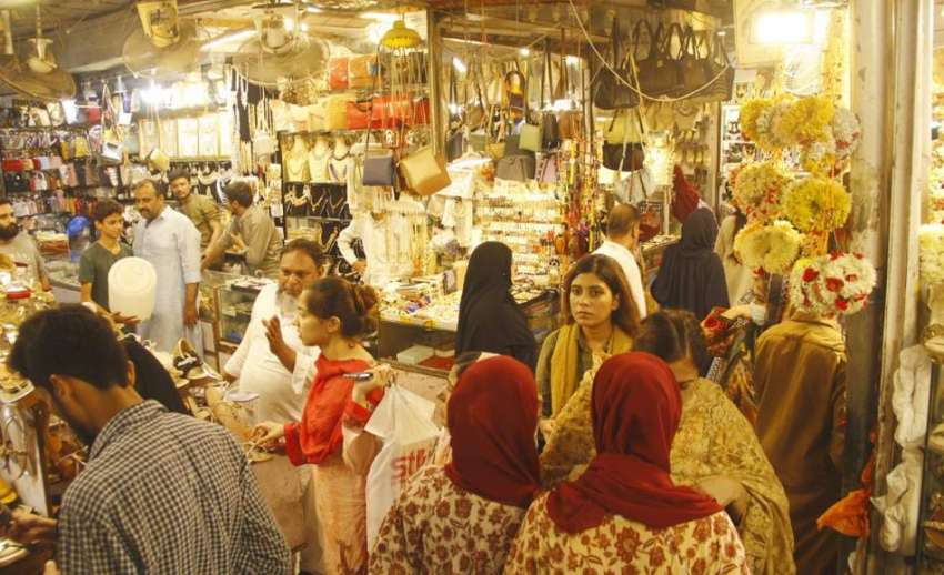 لاہور، عیدالاضحی کی مناسبت سے خواتین انارکلی بازار سے خریداری ..