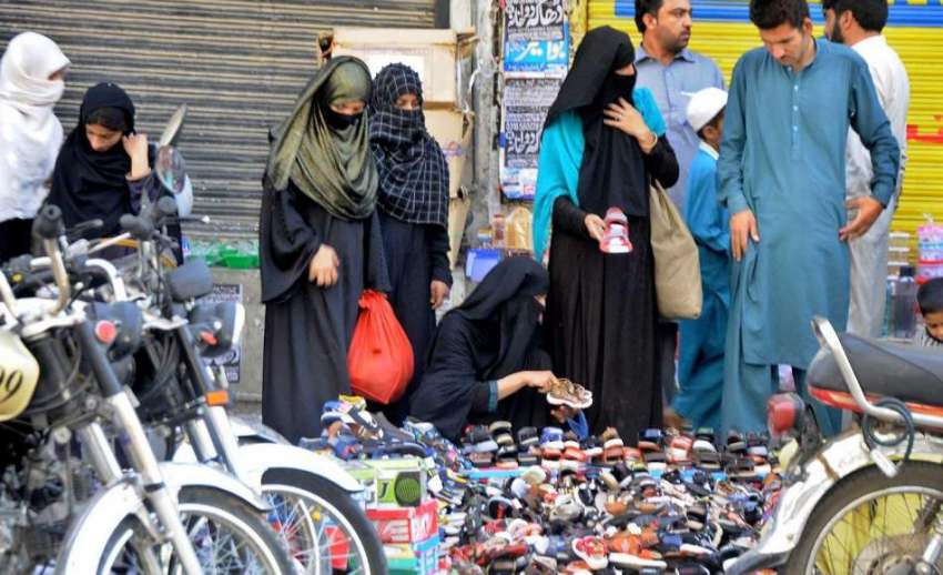 راولپنڈی، ہفتہ وار جمعہ بازار سے خواتین خریداری کر رہی ہیں