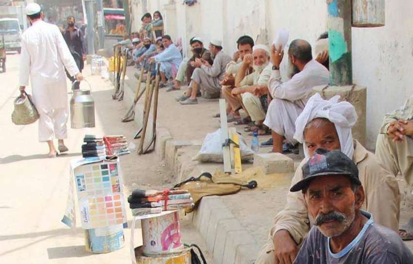 کراچی، مزدور پیشہ دیہاڑی کی اُمید میں بیٹھے ہوئے ہیں۔