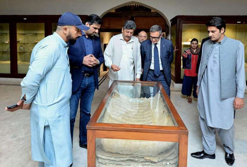 پشاور، عجائب گھر دورے پر آئے اٹلی کا وفد اسلامی نسخے دیکھ ..