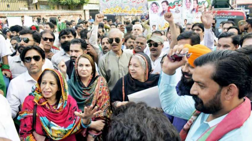 لاہور، تحریک انصاف کے رہنما اور کارکن صوبائی الیکشن کمیشن ..