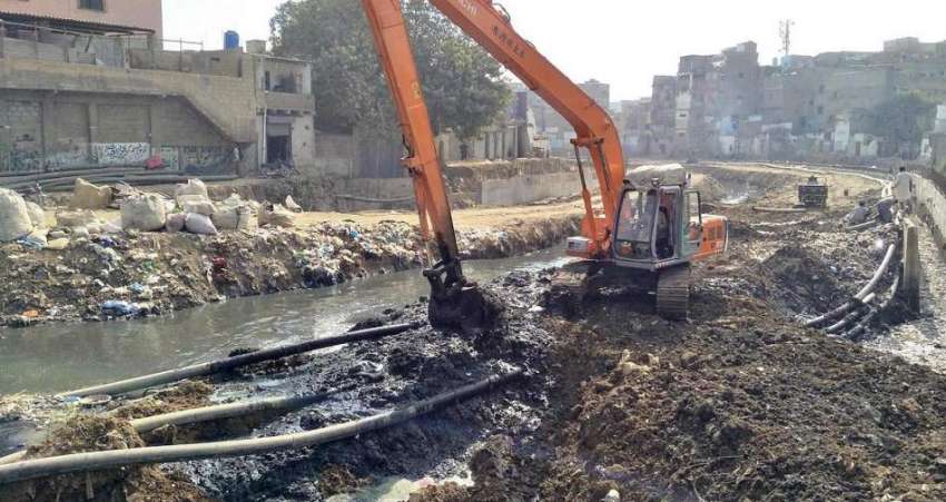 کراچی، گجر نالے کی صفائی کا کام جاری ہے۔