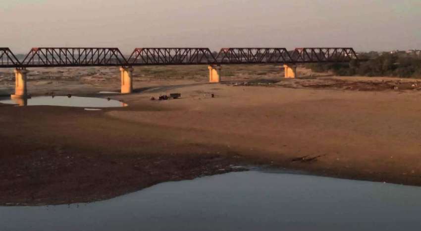 حیدرآباد، پانی نہ ہونے کے باعث کوٹری کے مقام پر دریائے سندھ ..
