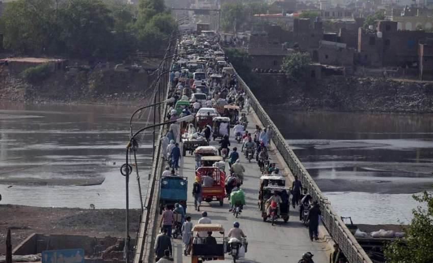 لاہور، راستوں کی بندش کی وجہ سے دریائے راوی کے پل پر ٹریفک ..
