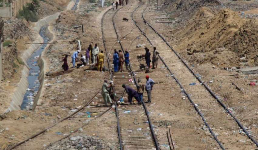 کراچی، بلوچ کالونی پل کے نیچے ریلوے ٹریک کی مرمت کا کام جاری ..