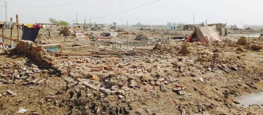 جیکب آباد، سیلاب کے باعث تباہ ہونے والے گاؤں کا ایک منظر۔ ..