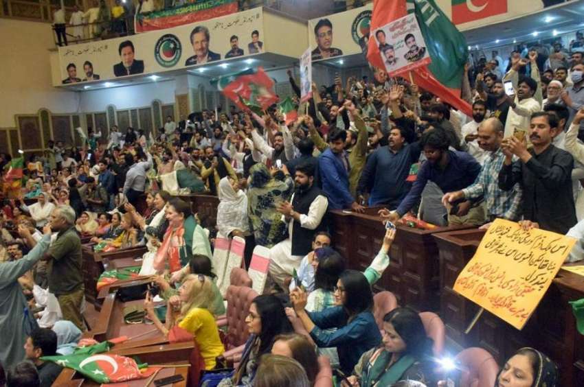 لاہور، تحریک انصاف کے ورکرز کنونشن میں شریک کارکنان پارٹی ..
