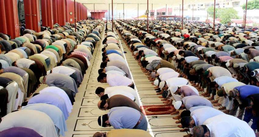 کراچی، مقامی مسجد میں رمضان المبارک کے پہلے جمعہ کی نماز ..