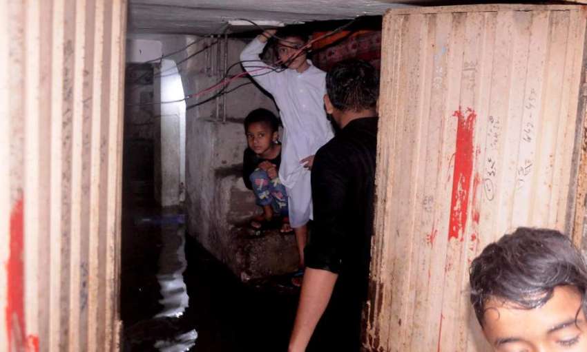 راولپنڈی، انتظامیہ کی نااہلی کے باعث آریہ محلہ میں بارش ..