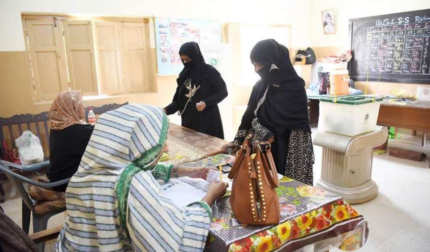 کراچی، ضمنی انتخاب کے موقع پر خواتین ووٹ کاسٹ کرنے کیلئے ..