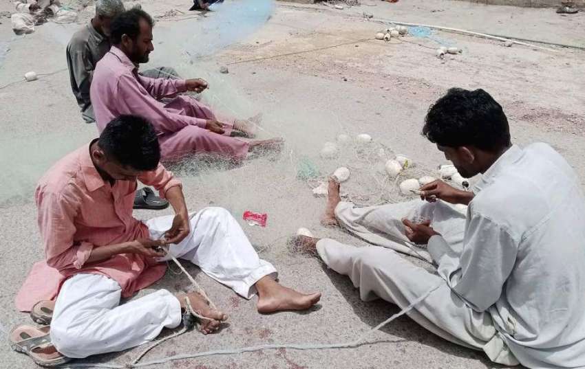 کراچی، کاریگر جال بنانے میں مصروف ہیں۔
