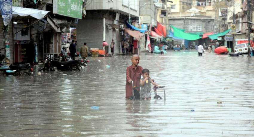 کراچی، اُردو بازار بارش کے بعد پانی میں ڈوبا ہوا ہے۔