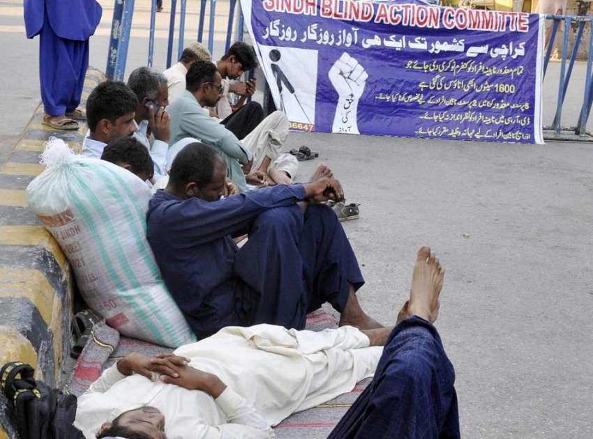 کراچی، پریس کلب کے سامنے 6 روز سے نابینا افراد احتجاج کر ..