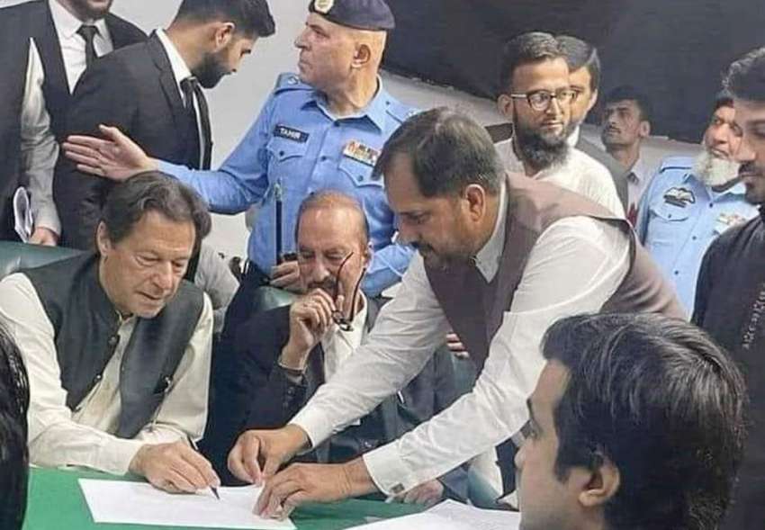 اسلام آباد، کچہری میں سابق وزیراعظم عمران خان اپنے ضمانتی ..