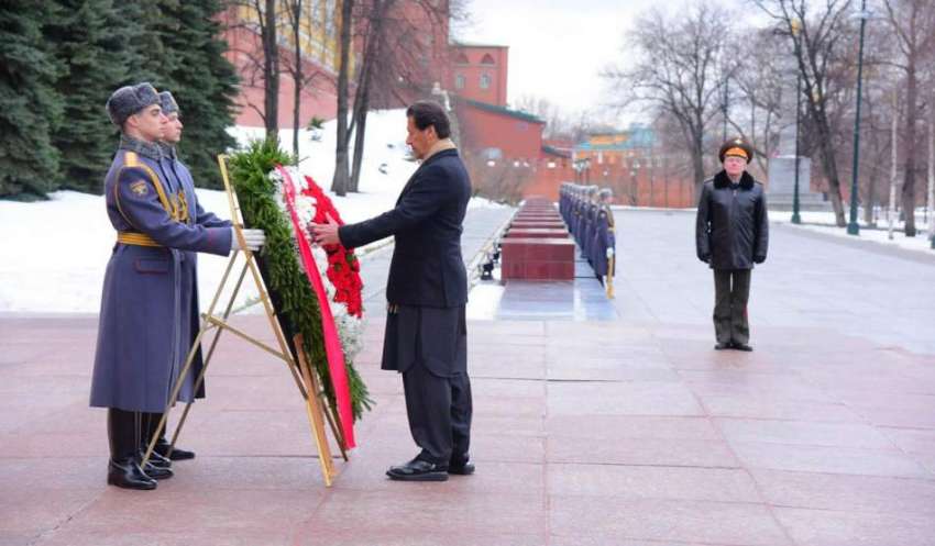 ماسکو، وزیراعظم عمران خان نامعلوم فوجی کے مقبرے پر پھول ..
