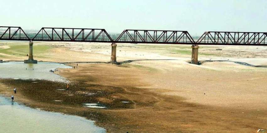 حیدرآباد، دریائے سندھ میں پانی کی قلت کے باعث دریا خشک دکھائی ..