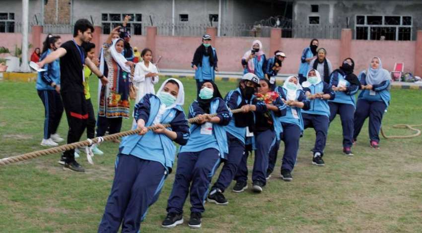 پشاور، انڈر 21 گیمز میں رسہ کشی فائنل کے دوران کھلاڑی اپنی ..