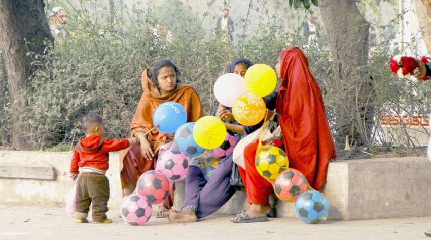 لاہور، گریٹر اقبال پارک میں محنت کش خواتین غبارے اور فٹبال ..