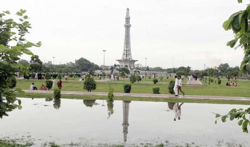 لاہور، صوبائی دارالحکومت میں ہونے والی بارش کے بعد مینار ..