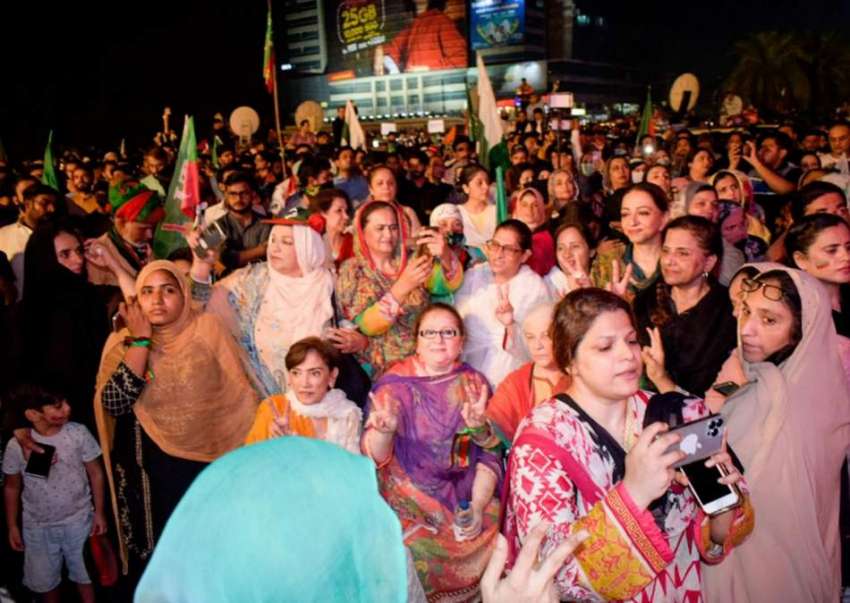 لاہور، تحریک انصاف کے کارکنان پارٹی چئیرمین عمران خان سے ..
