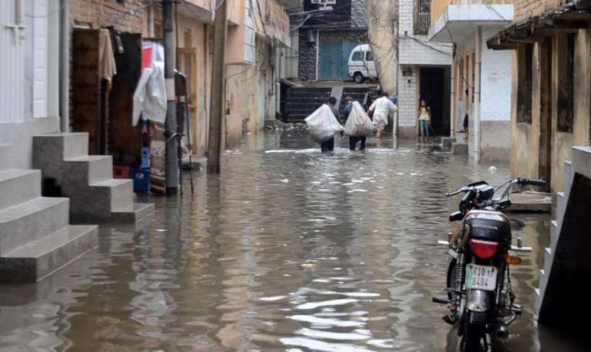 راولپنڈی، شہر میں ہونے والی بارش کے بعد گلیاں تالاب کا منظر ..