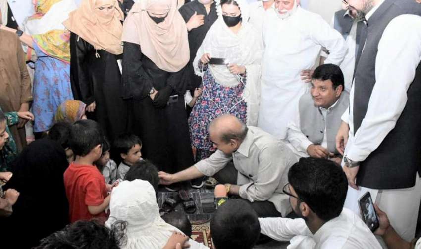 نوشہرہ، وزیراعظم شہباز شریف سیلاب سے متاثرہ بچوں سے ملاقات ..