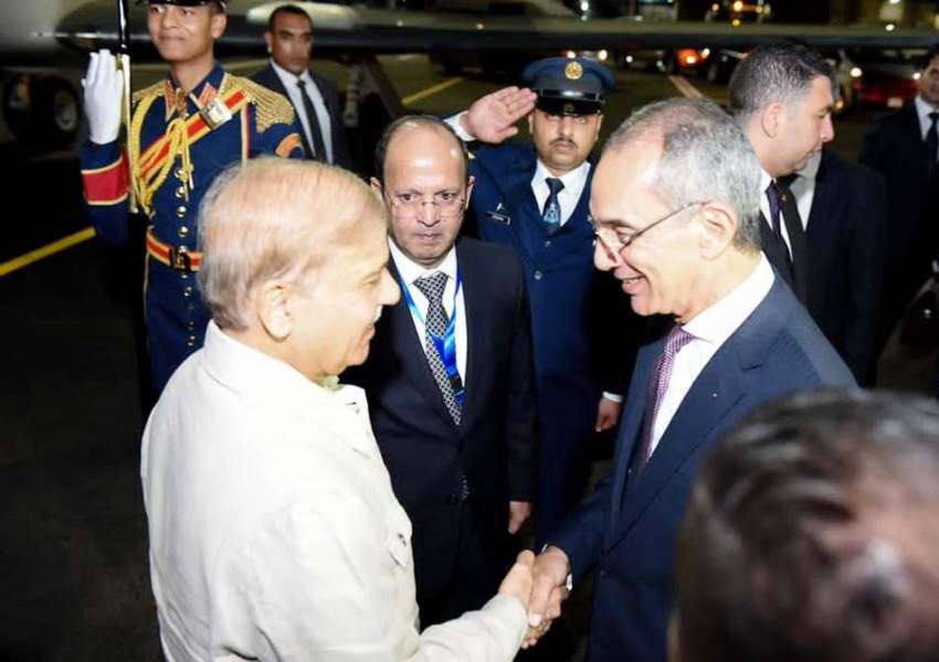قاہرہ، شرم الشیخ کے بین الاقوامی ہوائی اڈہ پر مصر کے اعلی ..