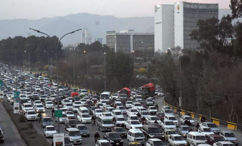 اسلام آباد، ایکسپریس وے پر شدید ٹریفک جام کا ایک منظر۔