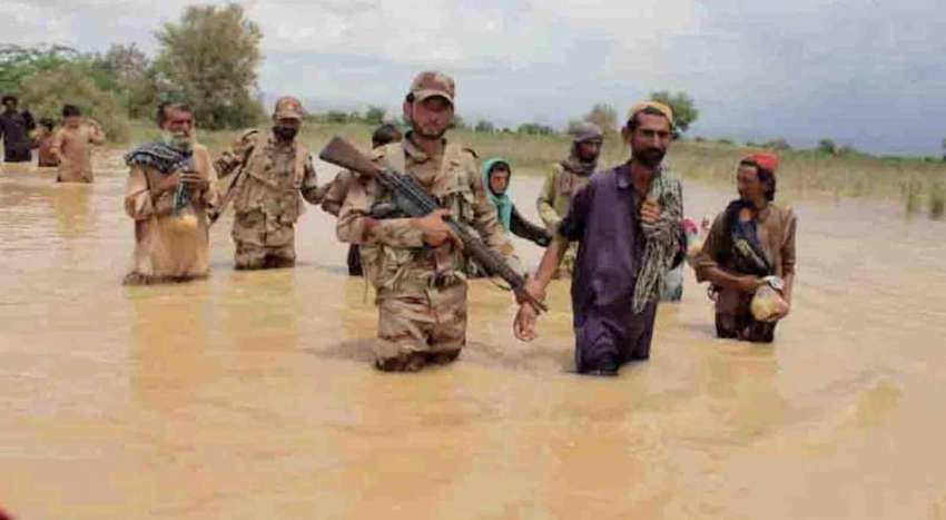 کوئٹہ، پاک فوج کے اہلکار سیلاب کے پانی میں پھنسے افراد کو ..