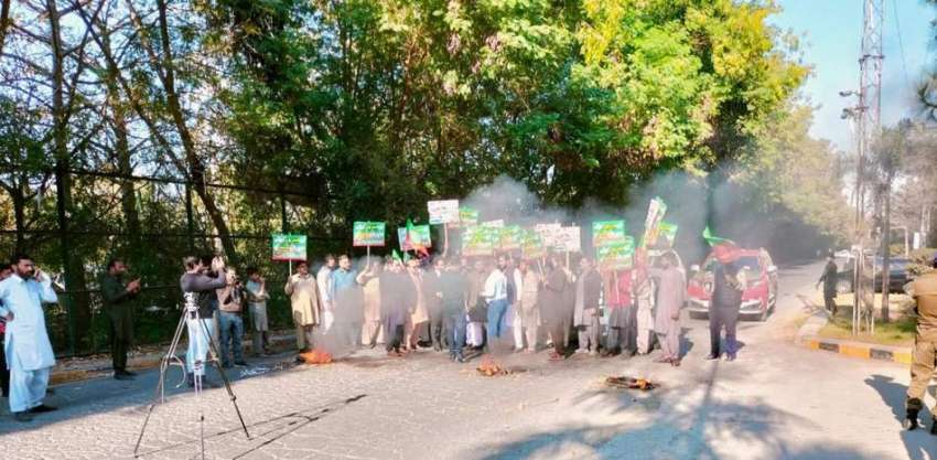 لاہور، تحریک انصاف کے کارکن جاتی امراء کے باہر احتجاج کر ..