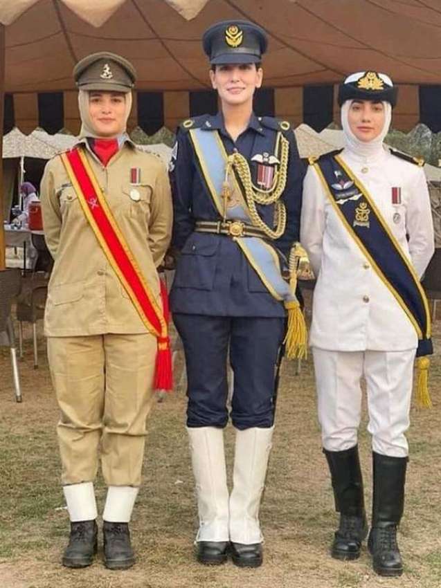 اسلام آباد، پاکستان ڈے پریڈ میں خواتین فوجی اہلکاروں کی ..